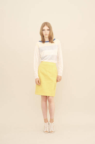 <strong>m's braque｜エムズ ブラック</strong><br />ボーダーニット5万2920円、スカート2万9160円