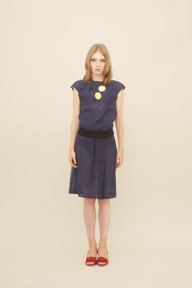 <strong>m's braque｜エムズ ブラック</strong><br />ブラウス4万9680円、スカート4万2120円