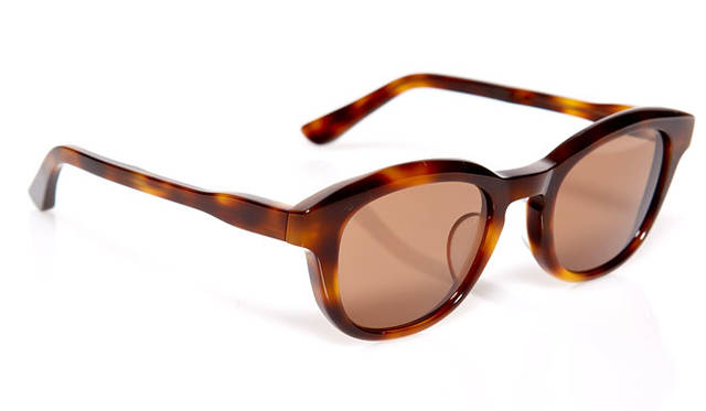 <strong>VONN｜ヴォン</strong><br />2015年春夏コレクション　モデル「VITAL」（VN-002）2万1600円