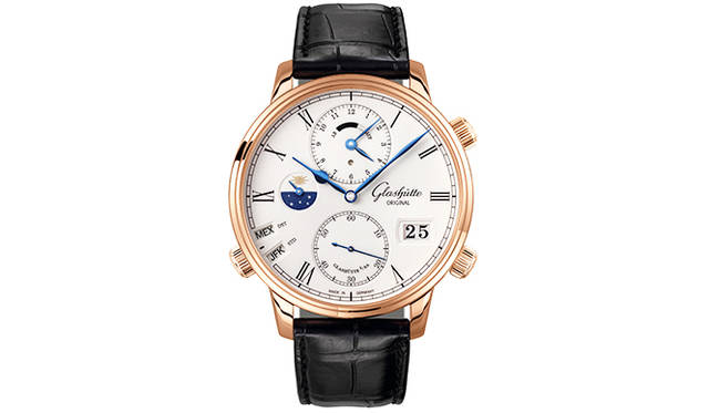 <strong>セネタ・コスモポリト</strong><br />ケース｜18Kレッドゴールド<br />直径｜44mm<br />厚さ｜14mm<br />ムーブメント｜自動巻き（Cal.89-02）<br />機能｜ホームタイム表示（12時位置インダイヤル）、4時位置のリューズによってローカルタイムの調整機能（8時位置の小窓で都市名を表示させて調整）、パワーリザーブ表示、日付表示（2枚のディスクで表示するパノラマデイト）、昼夜表示<br />ストラップ｜アリゲーター<br />防水｜5気圧<br />発売時期｜2015年秋予定<br />予価｜453万6000円