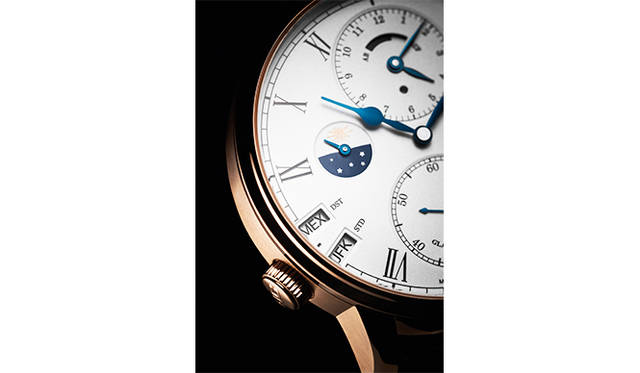 <strong>セネタ・コスモポリト</strong><br />ケース｜18Kレッドゴールド<br />直径｜44mm<br />厚さ｜14mm<br />ムーブメント｜自動巻き（Cal.89-02）<br />機能｜ホームタイム表示（12時位置インダイヤル）、4時位置のリューズによってローカルタイムの調整機能（8時位置の小窓で都市名を表示させて調整）、パワーリザーブ表示、日付表示（2枚のディスクで表示するパノラマデイト）、昼夜表示<br />ストラップ｜アリゲーター<br />防水｜5気圧<br />発売時期｜2015年秋予定<br />予価｜453万6000円