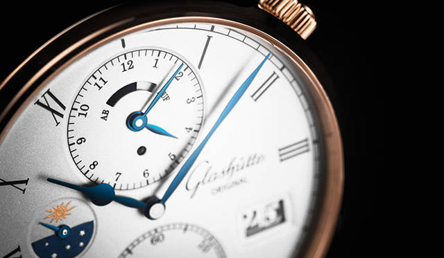 <strong>セネタ・コスモポリト</strong><br />ケース｜18Kレッドゴールド<br />直径｜44mm<br />厚さ｜14mm<br />ムーブメント｜自動巻き（Cal.89-02）<br />機能｜ホームタイム表示（12時位置インダイヤル）、4時位置のリューズによってローカルタイムの調整機能（8時位置の小窓で都市名を表示させて調整）、パワーリザーブ表示、日付表示（2枚のディスクで表示するパノラマデイト）、昼夜表示<br />ストラップ｜アリゲーター<br />防水｜5気圧<br />発売時期｜2015年秋予定<br />予価｜453万6000円