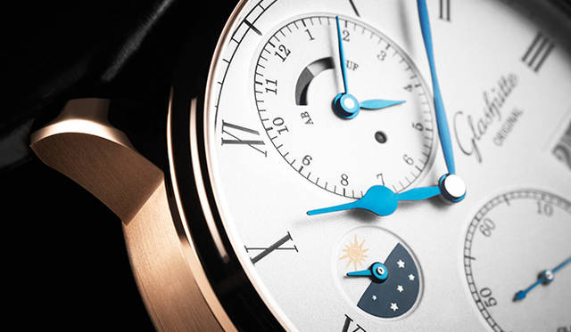 <strong>セネタ・コスモポリト</strong><br />ケース｜18Kレッドゴールド<br />直径｜44mm<br />厚さ｜14mm<br />ムーブメント｜自動巻き（Cal.89-02）<br />機能｜ホームタイム表示（12時位置インダイヤル）、4時位置のリューズによってローカルタイムの調整機能（8時位置の小窓で都市名を表示させて調整）、パワーリザーブ表示、日付表示（2枚のディスクで表示するパノラマデイト）、昼夜表示<br />ストラップ｜アリゲーター<br />防水｜5気圧<br />発売時期｜2015年秋予定<br />予価｜453万6000円