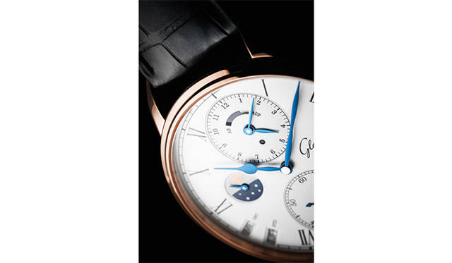 <strong>セネタ・コスモポリト</strong><br />ケース｜18Kレッドゴールド<br />直径｜44mm<br />厚さ｜14mm<br />ムーブメント｜自動巻き（Cal.89-02）<br />機能｜ホームタイム表示（12時位置インダイヤル）、4時位置のリューズによってローカルタイムの調整機能（8時位置の小窓で都市名を表示させて調整）、パワーリザーブ表示、日付表示（2枚のディスクで表示するパノラマデイト）、昼夜表示<br />ストラップ｜アリゲーター<br />防水｜5気圧<br />発売時期｜2015年秋予定<br />予価｜453万6000円