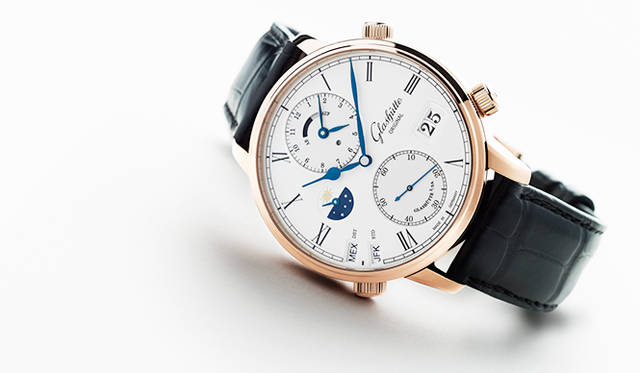 <strong>セネタ・コスモポリト</strong><br />ケース｜18Kレッドゴールド<br />直径｜44mm<br />厚さ｜14mm<br />ムーブメント｜自動巻き（Cal.89-02）<br />機能｜ホームタイム表示（12時位置インダイヤル）、4時位置のリューズによってローカルタイムの調整機能（8時位置の小窓で都市名を表示させて調整）、パワーリザーブ表示、日付表示（2枚のディスクで表示するパノラマデイト）、昼夜表示<br />ストラップ｜アリゲーター<br />防水｜5気圧<br />発売時期｜2015年秋予定<br />予価｜453万6000円