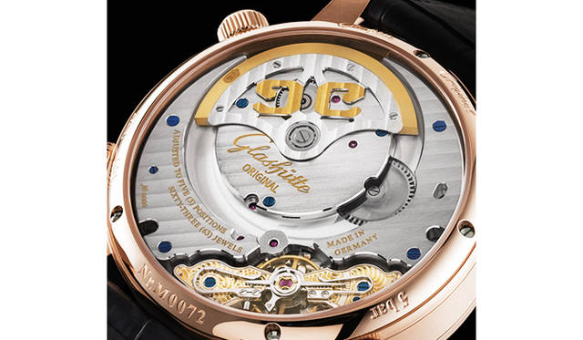 <strong>セネタ・コスモポリト</strong><br />ケース｜18Kレッドゴールド<br />直径｜44mm<br />厚さ｜14mm<br />ムーブメント｜自動巻き（Cal.89-02）<br />機能｜ホームタイム表示（12時位置インダイヤル）、4時位置のリューズによってローカルタイムの調整機能（8時位置の小窓で都市名を表示させて調整）、パワーリザーブ表示、日付表示（2枚のディスクで表示するパノラマデイト）、昼夜表示<br />ストラップ｜アリゲーター<br />防水｜5気圧<br />発売時期｜2015年秋予定<br />予価｜453万6000円