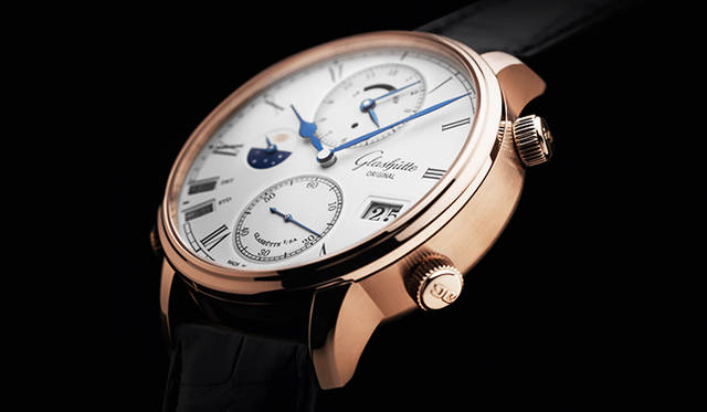 <strong>セネタ・コスモポリト</strong><br />ケース｜18Kレッドゴールド<br />直径｜44mm<br />厚さ｜14mm<br />ムーブメント｜自動巻き（Cal.89-02）<br />機能｜ホームタイム表示（12時位置インダイヤル）、4時位置のリューズによってローカルタイムの調整機能（8時位置の小窓で都市名を表示させて調整）、パワーリザーブ表示、日付表示（2枚のディスクで表示するパノラマデイト）、昼夜表示<br />ストラップ｜アリゲーター<br />防水｜5気圧<br />発売時期｜2015年秋予定<br />予価｜453万6000円