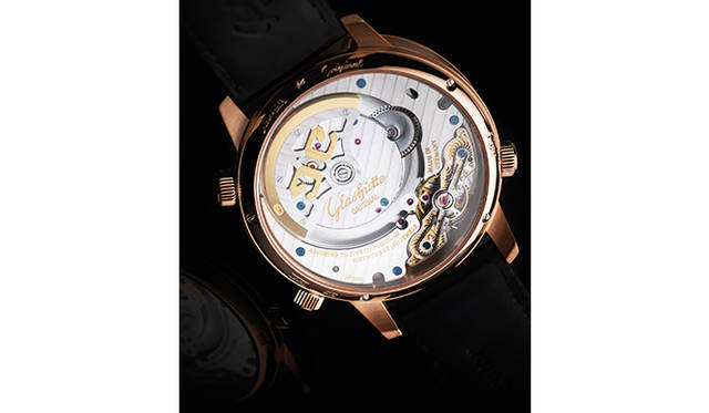 <strong>セネタ・コスモポリト</strong><br />ケース｜18Kレッドゴールド<br />直径｜44mm<br />厚さ｜14mm<br />ムーブメント｜自動巻き（Cal.89-02）<br />機能｜ホームタイム表示（12時位置インダイヤル）、4時位置のリューズによってローカルタイムの調整機能（8時位置の小窓で都市名を表示させて調整）、パワーリザーブ表示、日付表示（2枚のディスクで表示するパノラマデイト）、昼夜表示<br />ストラップ｜アリゲーター<br />防水｜5気圧<br />発売時期｜2015年秋予定<br />予価｜453万6000円