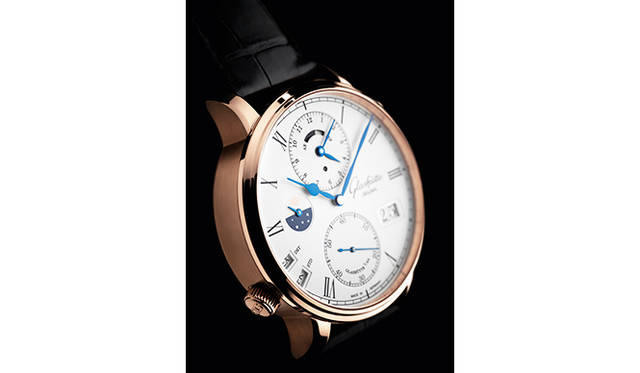 <strong>セネタ・コスモポリト</strong><br />ケース｜18Kレッドゴールド<br />直径｜44mm<br />厚さ｜14mm<br />ムーブメント｜自動巻き（Cal.89-02）<br />機能｜ホームタイム表示（12時位置インダイヤル）、4時位置のリューズによってローカルタイムの調整機能（8時位置の小窓で都市名を表示させて調整）、パワーリザーブ表示、日付表示（2枚のディスクで表示するパノラマデイト）、昼夜表示<br />ストラップ｜アリゲーター<br />防水｜5気圧<br />発売時期｜2015年秋予定<br />予価｜453万6000円