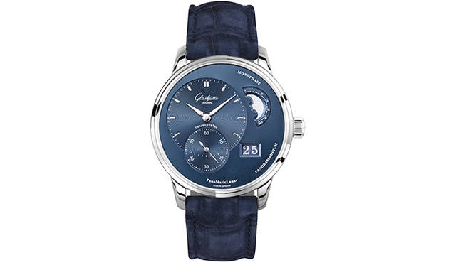 <strong>パノマティックルナ</strong><br />ケース｜ステンレススチール<br />直径｜40mm<br />厚さ｜12.7mm<br />ムーブメント｜自動巻き（Cal.90-02）<br />機能｜ムーンフェイズ、日付表示（2枚のディスクで表示するパノラマデイト）<br />ストラップ｜アリゲーター（ヌバック仕上げ）<br />防水｜5気圧<br />発売時期｜発売中<br />価格｜116万6400円