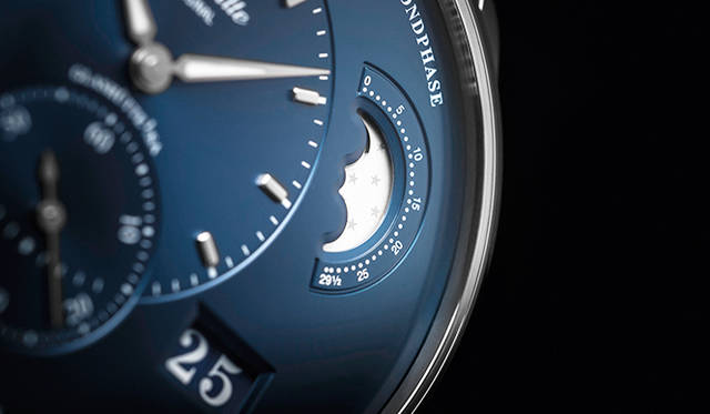 <strong>パノマティックルナ</strong><br />ケース｜ステンレススチール<br />直径｜40mm<br />厚さ｜12.7mm<br />ムーブメント｜自動巻き（Cal.90-02）<br />機能｜ムーンフェイズ、日付表示（2枚のディスクで表示するパノラマデイト）<br />ストラップ｜アリゲーター（ヌバック仕上げ）<br />防水｜5気圧<br />発売時期｜発売中<br />価格｜116万6400円