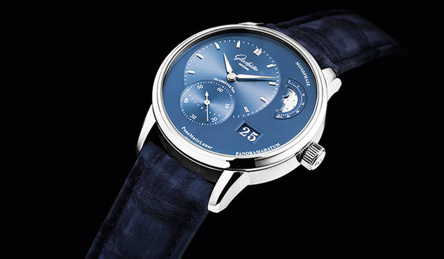 <strong>パノマティックルナ</strong><br />ケース｜ステンレススチール<br />直径｜40mm<br />厚さ｜12.7mm<br />ムーブメント｜自動巻き（Cal.90-02）<br />機能｜ムーンフェイズ、日付表示（2枚のディスクで表示するパノラマデイト）<br />ストラップ｜アリゲーター（ヌバック仕上げ）<br />防水｜5気圧<br />発売時期｜発売中<br />価格｜116万6400円