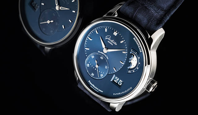 <strong>パノマティックルナ</strong><br />ケース｜ステンレススチール<br />直径｜40mm<br />厚さ｜12.7mm<br />ムーブメント｜自動巻き（Cal.90-02）<br />機能｜ムーンフェイズ、日付表示（2枚のディスクで表示するパノラマデイト）<br />ストラップ｜アリゲーター（ヌバック仕上げ）<br />防水｜5気圧<br />発売時期｜発売中<br />価格｜116万6400円