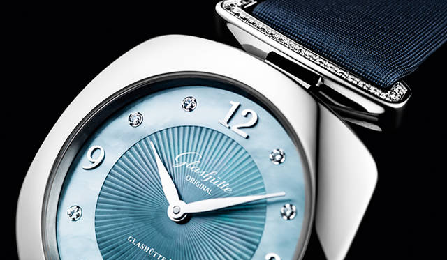 <strong>パボニーナ</strong><br />ケース｜ステンレススチール<br />サイズ｜縦横31mm<br />厚さ｜7.5mm<br />ムーブメント｜クォーツ<br />機能｜耐磁構造<br />ストラップ｜サテン<br />防水｜5気圧<br />発売時期｜発売中<br />予価｜81万円<br />