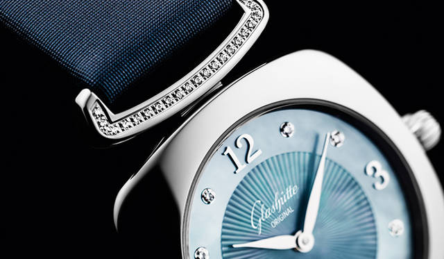 <strong>パボニーナ</strong><br />ケース｜ステンレススチール<br />サイズ｜縦横31mm<br />厚さ｜7.5mm<br />ムーブメント｜クォーツ<br />機能｜耐磁構造<br />ストラップ｜サテン<br />防水｜5気圧<br />発売時期｜発売中<br />予価｜81万円<br />