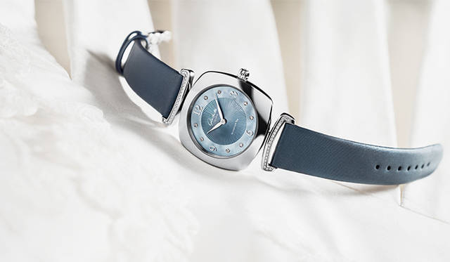 <strong>パボニーナ</strong><br />ケース｜ステンレススチール<br />サイズ｜縦横31mm<br />厚さ｜7.5mm<br />ムーブメント｜クォーツ<br />機能｜耐磁構造<br />ストラップ｜サテン<br />防水｜5気圧<br />発売時期｜発売中<br />予価｜81万円<br />