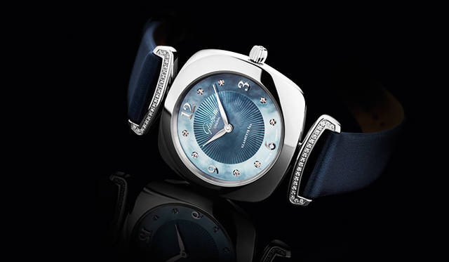 <strong>パボニーナ</strong><br />ケース｜ステンレススチール<br />サイズ｜縦横31mm<br />厚さ｜7.5mm<br />ムーブメント｜クォーツ<br />機能｜耐磁構造<br />ストラップ｜サテン<br />防水｜5気圧<br />発売時期｜発売中<br />予価｜81万円<br />