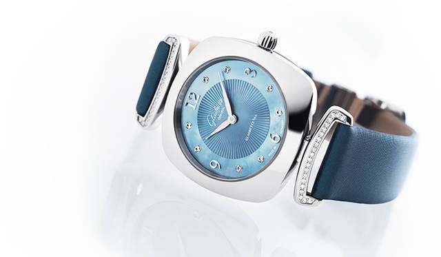 <strong>パボニーナ</strong><br />ケース｜ステンレススチール<br />サイズ｜縦横31mm<br />厚さ｜7.5mm<br />ムーブメント｜クォーツ<br />機能｜耐磁構造<br />ストラップ｜サテン<br />防水｜5気圧<br />発売時期｜発売中<br />予価｜81万円<br />