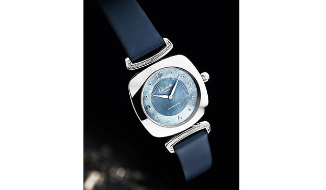 <strong>パボニーナ</strong><br />ケース｜ステンレススチール<br />サイズ｜縦横31mm<br />厚さ｜7.5mm<br />ムーブメント｜クォーツ<br />機能｜耐磁構造<br />ストラップ｜サテン<br />防水｜5気圧<br />発売時期｜発売中<br />予価｜81万円<br />