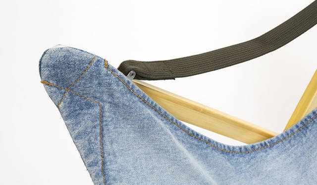 <strong>journal standard Furniture｜ジャーナル スタンダード ファニチャー</strong><br />snow peak × journal standard Furniture<br/>「TAKE!チェア ロング」3万24円（7月中旬よりデリバリー開始）