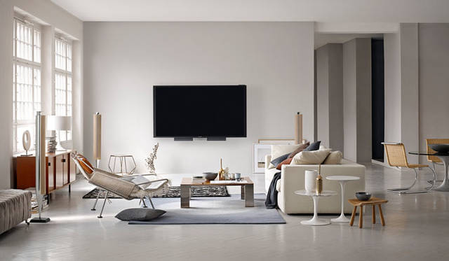 <strong>BANG & OLUFSEN｜バング＆オルフセン</strong><br />4Kテレビ「BeoVision Avant 85」。昨年10月末から発売されている85インチは、4Kによる卓越した高画質と、テレビの常識を超えた高音質を融合。インテリアの一部としても優雅に佇む、美しさと実力を兼ね備えている
