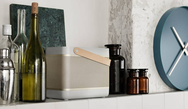 <strong>BANG & OLUFSEN｜バング＆オルフセン</strong><br />レザーストラップ付きで持ち運び可能なBluetoothスピーカー「Beolit 15」