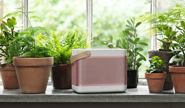 <strong>BANG & OLUFSEN｜バング＆オルフセン</strong><br />レザーストラップ付きで持ち運び可能なBluetoothスピーカー「Beolit 15」