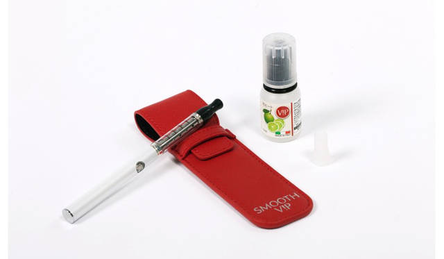 フレーバーはメンソールやモヒート、紅茶の3種類が用意され、イタリア製のリキッドをアトマイザーに入れて吸う仕組み<br/>Photograph by Gianluca Wright