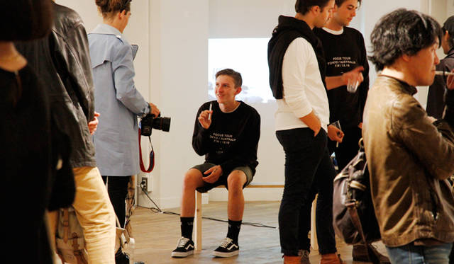 女性の指にもすんなりフィットする本体は、スタイリッシュな雰囲気が漂う<br/>Photograph by Gianluca Wright