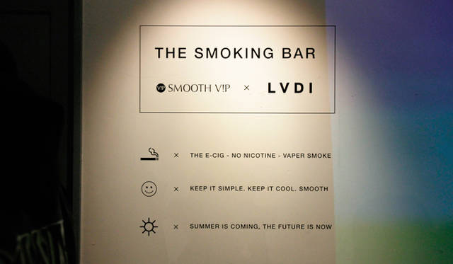 エキシビション会場の2階に登場したコミュニティラウンジには、ビールなどの飲み物とともに実物を試すための空間が設けられた<br/>Photograph by Gianluca Wright