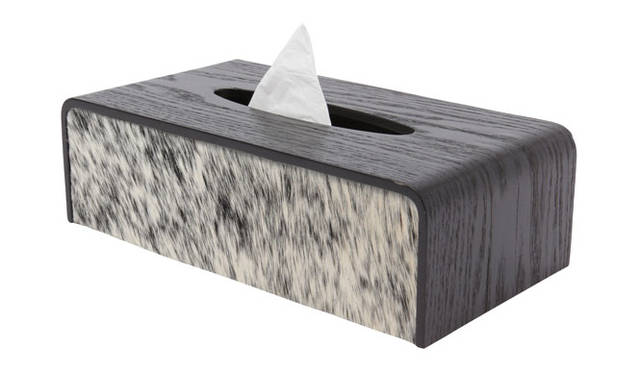 <strong>STITCH JAPAN｜ステッチ ジャパン</strong><br />SAITO WOOD × MADE BY SEVEN -REUSE-  LUXURY COLLECTION 「“HAIR ON HIDE” PLYWOOD TISSUE COVER（“ヘア オン ハイド” プライウッド ティッシュカバー）」1万4040円