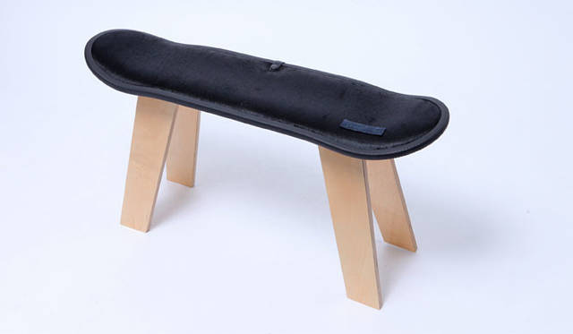 <strong>STITCH JAPAN｜ステッチ ジャパン</strong><br />MADE BY SEVEN -REUSE-  LUXURY COLLECTION “HAIR ON HIDE” SKATE DECK STOOL（“ヘア オン ハイド” プライウッド デッキスツール）4万5360円