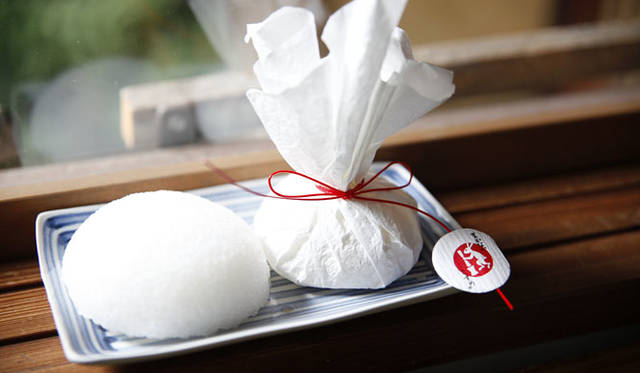 <strong>まかないこすめ</strong><br />凍りこんにゃくスポンジ（洗顔用）756円