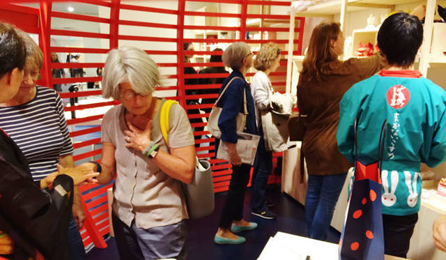 <strong>まかないこすめ</strong><br />昨年ボン・マルシェ百貨店で開催された展覧会「LE JAPON RIVE GAUCHE」に出展したときの様子