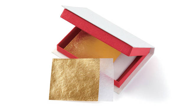 <strong>まかないこすめ</strong><br />「金箔シートつや肌マスク（24金使用）」（20枚入り／5×5cm）5400円