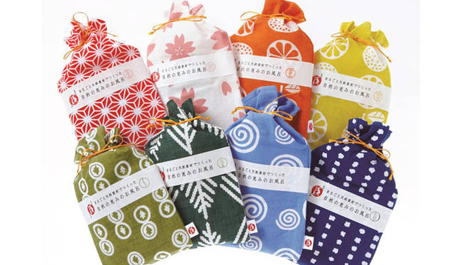 <strong>まかないこすめ</strong><br />自然の恵みのお風呂 各648円