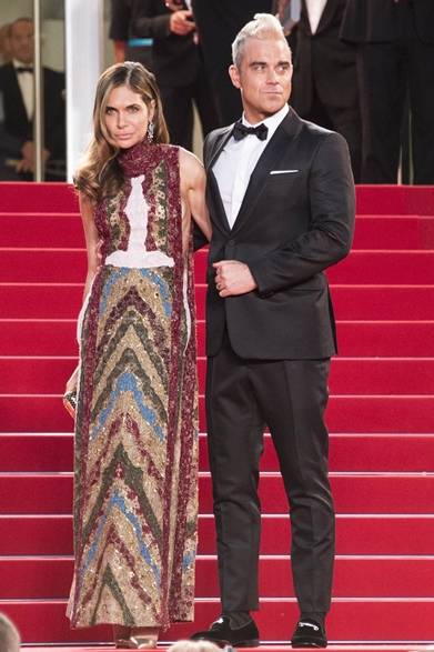 43 On Ayda Field<br />ドレス:ヴァレンティノ クチュール<br />On Robbie Williams<br />タキシード:ヴァレンティノ <br />『The Sea Of Trees』のプレミアにて
