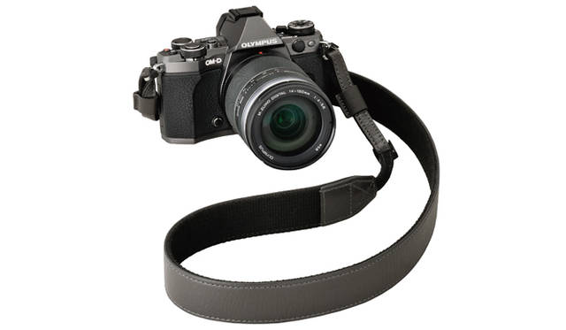 本革プレミアムストラップは、本体のチタニウムカラーとの好相性でシックな装い