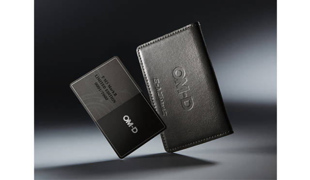 限定キットだけに付属する本革プレミアムカードケースとオーナーズカード