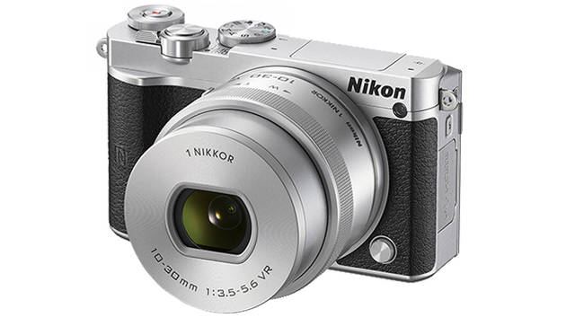<strong>「Nikon 1 J5 ダブルレンズキット」</strong><br> ダブルレンズキットには、「1 NIKKOR VR 10-30mm f/3.5-5.6 PD-ZOOM」「1 NIKKOR 18.5mm f/1.8」が付属。写真は「1 NIKKOR VR 10-30mm f/3.5-5.6 PD-ZOOM」。ブラック、シルバーのボディカラーとおなじカラーのレンズが付属する<br><br> <strong>ニコンカスタマーサポートセンター ナビダイヤル</strong><br> Tel. 0570-02-8000<br /> http://www.nikon.co.jp/<br />