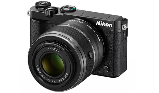 <strong>「Nikon 1 J5 ダブルズームレンズキット」</strong><br> ダブルレンズキットには、「1 NIKKOR VR 10-30mm f/3.5-5.6 PD-ZOOM」「1 NIKKOR 18.5mm f/1.8」が付属。写真は「1 NIKKOR 18.5mm f/1.8」。ブラック、シルバーのボディカラーとおなじカラーのレンズが付属する<br><br> <strong>ニコンカスタマーサポートセンター ナビダイヤル</strong><br> Tel. 0570-02-8000<br /> http://www.nikon.co.jp/<br />