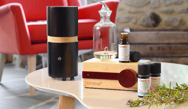 <strong>Florame,Collines de Provence｜フローラム、コリンヌ・ド・プロヴァンス</strong><br />ガラスの容器にエッセンシャルオイルを入れてコンセントを差し込めば香りが広がる「電気式ディフューザー」1万4040円、電気式ディフューザー用クリーナー2052円（50mL）