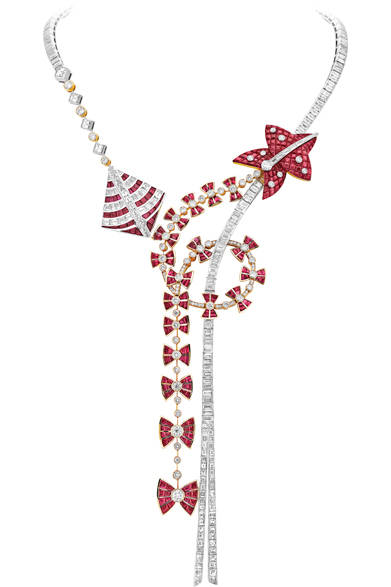 連結されたルビーのモチーフがしなやかに大空をたなびく凧よう<br /><br />©Van Cleef & Arpels
