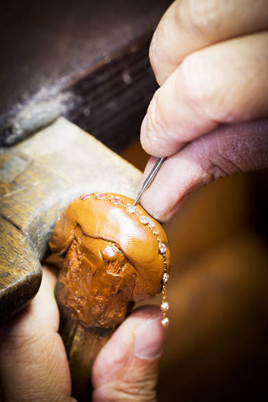 クローズドセッティングでチェーンにダイヤモンドをセットしている<br /><br />©Van Cleef & Arpels