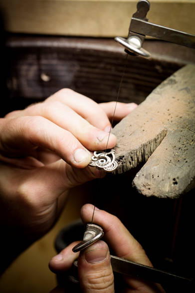 オープンワークをほどこしたモチーフは裏側からも光をとりこみ、宝石をさらに輝かせる<br /><br />©Van Cleef & Arpels