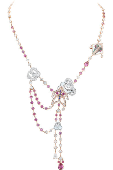 アシンメトリーなデザインを多く手がけてきたメゾンならではの美しいバランス<br /><br />©Van Cleef & Arpels