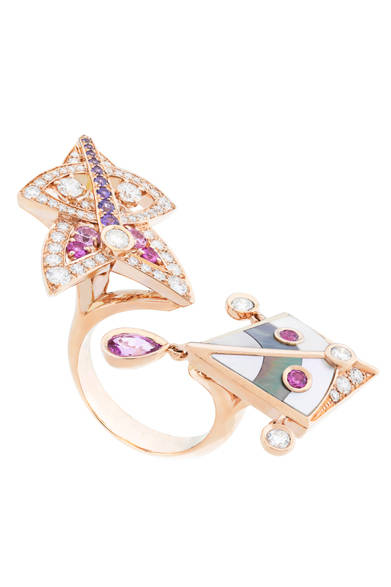 はめてみると、指の間でふたつの凧が輝きだす<br /><br />©Van Cleef & Arpels