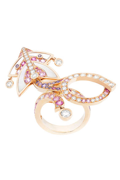 凧からのびるリボンをダイヤモンドとサファイヤで表現<br /><br />©Van Cleef & Arpels