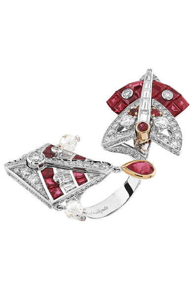 爪を表面に見せないミステリーセッティングはヴァン クリーフ＆アーペルならでは<br /><br />©Van Cleef & Arpels