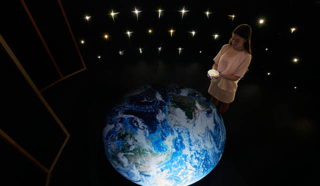 ゾーン3シーン3は、宇宙を表現した暗い部屋で、地球のイメージが投影された円形のテーブルにつく